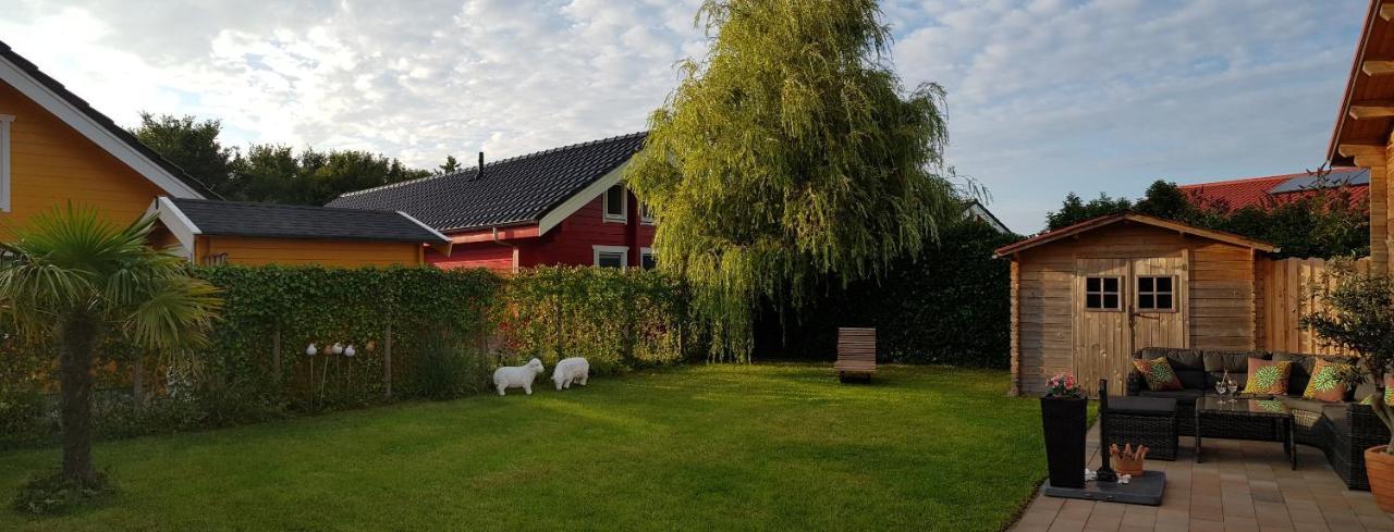 Villa Emilia - Gemuetliches Kinderfreundliches Blockhaus Mit Umzaeuntem Garten Sint Annaland Exteriör bild